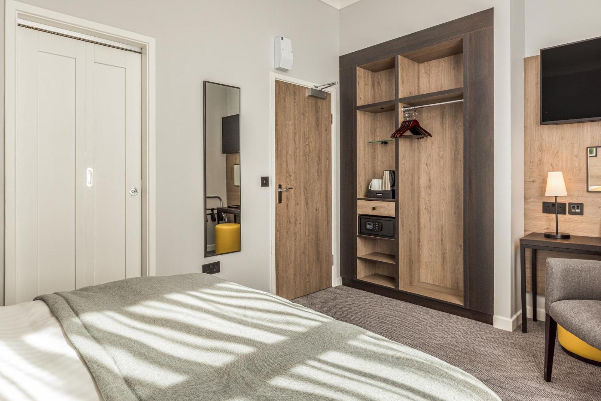 Princes Square London Room photo