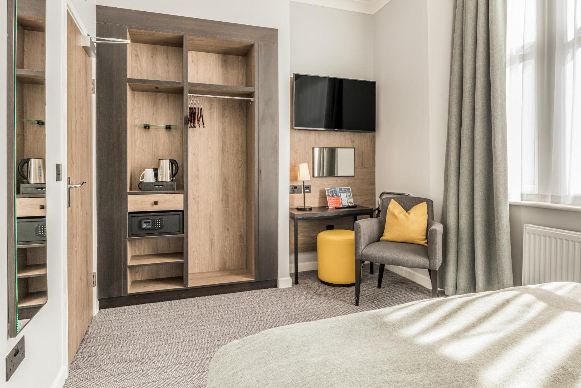 Princes Square London Room photo