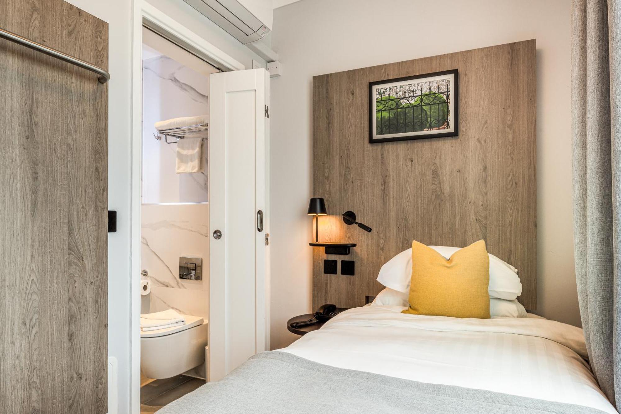 Princes Square London Room photo