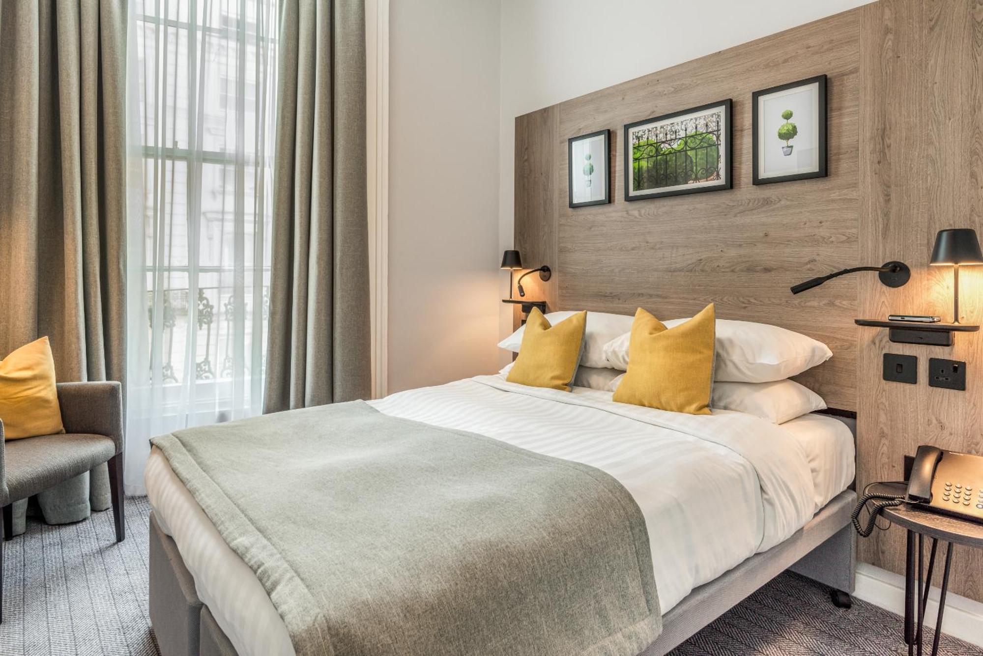 Princes Square London Room photo