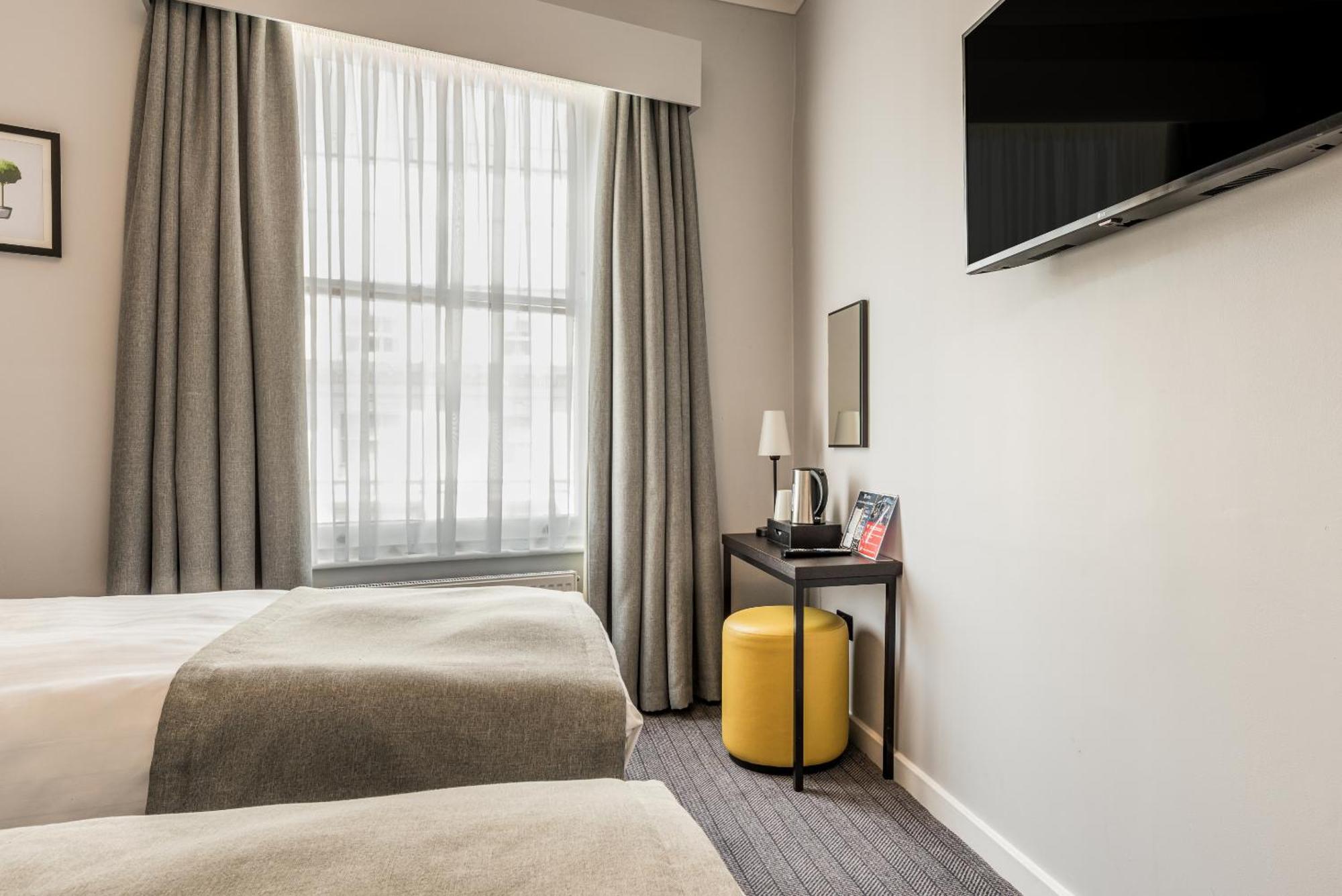 Princes Square London Room photo
