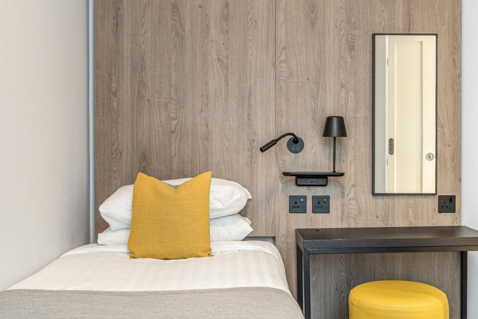 Princes Square London Room photo