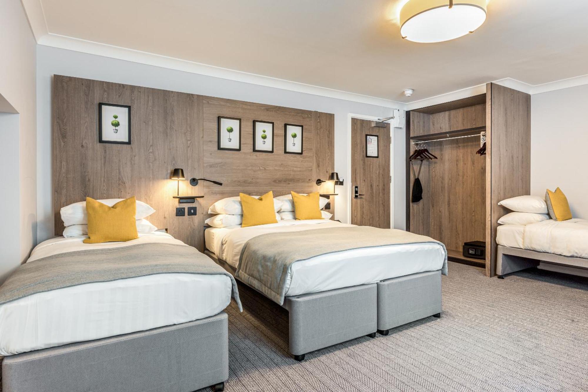 Princes Square London Room photo